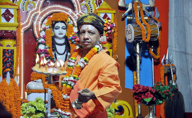Photo of CM योगी आदित्यनाथ ने मठ गोरक्षनाथ मंदिर में खास परिधान में की पूजा-अर्चना