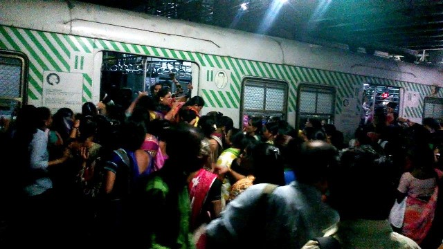 Photo of मुंबई : लोकल ट्रेन में ‘गुंडागर्दी’ करने वाली 20 महिलाएं गिरफ्तार