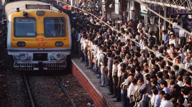 Photo of दुरंतो से लोकलवासी परेशान , देरी से चल रही हैं ट्रेनें, 35 लोकल में तकनीकी खराबी