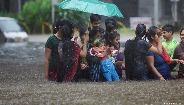 Photo of मुंबई: तूफानी बारिश में फंसे 40 लोगों को मिली नयी जिंदगी