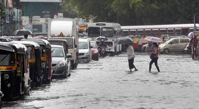 Photo of मुंबई में आफत की बरसात से थम गई रफ्तार