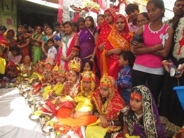 Photo of नवरात्र अष्टमी पर मंदिरों में उमड़ी श्रद्धा, पूजी गयी बालिकाएं