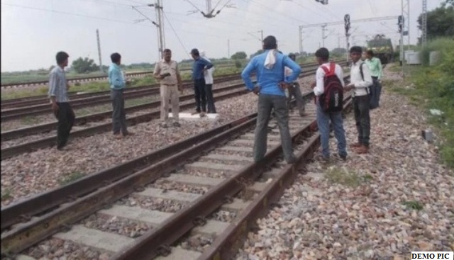 Photo of ब्लू व्हेल गेम के चलते शराब के नशे में रेलवे ट्रैक पर जाकर लेट गए 3 युवक , मौत