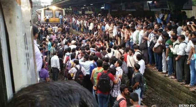 Photo of नागपुर-मुंबई दुरंतो एक्सप्रेस से बाधित हुई रेल सेवा से नाराज यात्रियों ने किया रेल रोको आंदोलन