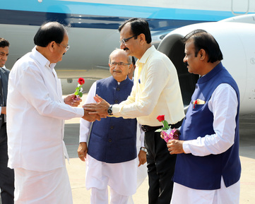 Photo of अहमदाबाद पहुंचे उप राष्ट्रपति, हवाईअड्डे पर गर्मजोशी से स्वागत