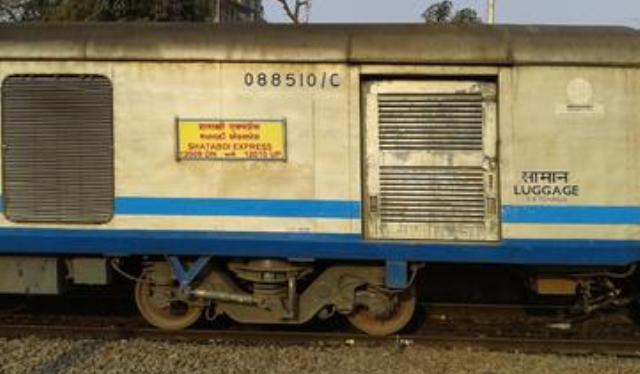 Photo of यूपी : क्रासिंग पर शताब्दी ट्रेन ट्रैक्टर ट्राली से टकराई , टला बड़ा हादसा