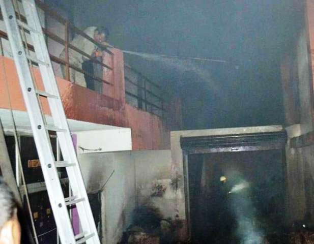 Photo of गत्ता फैक्ट्री में लगी आग, दमकल विभाग की आधा दर्जन गाड़ियों ने पाया काबू