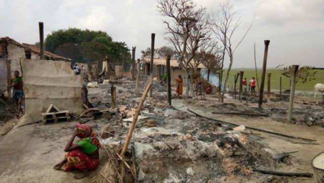 Photo of बेखौफ दबंगों ने जला डाले 70 से ज्यादा घर, सब तरफ फैली है राख ही राख !
