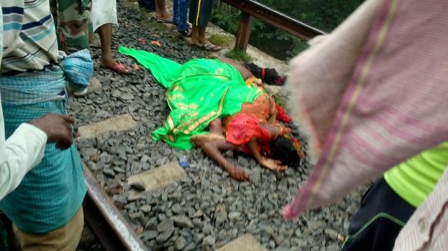 Photo of ददर्नाक हादसा : ट्रेन की चपेट में आने से 5 महिलाओं की मौत , गंगा स्नान के लिए जा रही थी …..