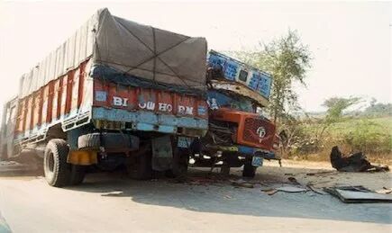 Photo of बेगूसराय में दो ट्रकों की सीधी टक्कर में एक की मौत तीन घायल