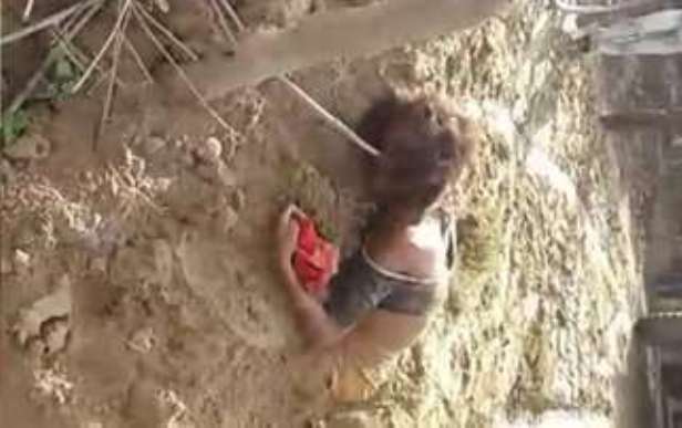 Photo of सीतामढ़ी में महिला पर मिट्टी डाल कर जिंदा दफनाने की कोशिश, लोगों ने ऐसी हालत में निकाला