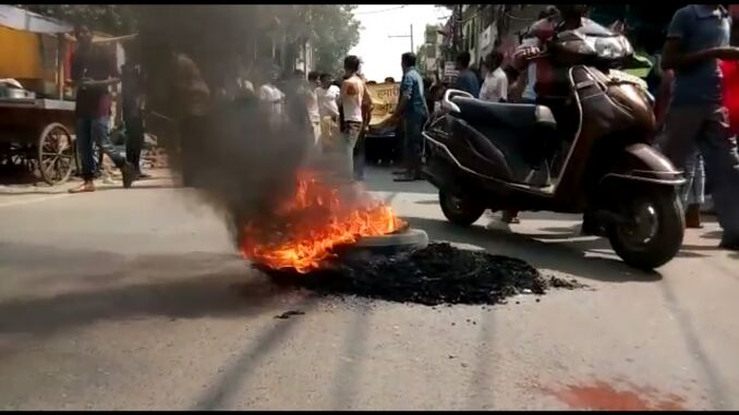 Photo of पटना : अशोक राजपथ पर फूटा लोगों का गुस्सा, सड़क पर आगजनी कर घंटों किया बवाल