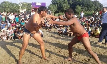 Photo of बेगूसराय :अंतर्राज्यीय दंगल आयोजित, पंजाब के भूरा पहलवान ने जमाया शिल्ड पर कब्ज़ा