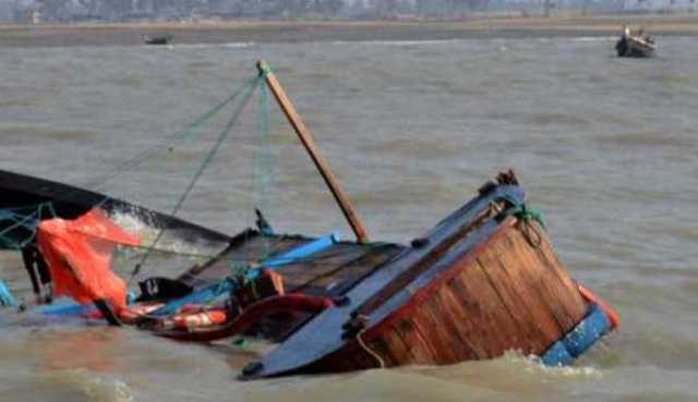 Photo of छपरा में बड़ा हादसा : लोगों से खचाखच भरी नाव गंडक नदी में पलटी, 16 लोगों के डूबे……