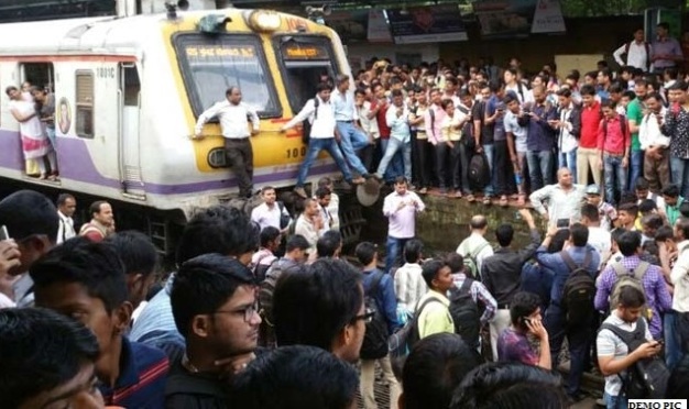 Photo of ट्रेनों को रद्द करने पर यात्रियों ने किया ‘रेल रोको’ आंदोलन