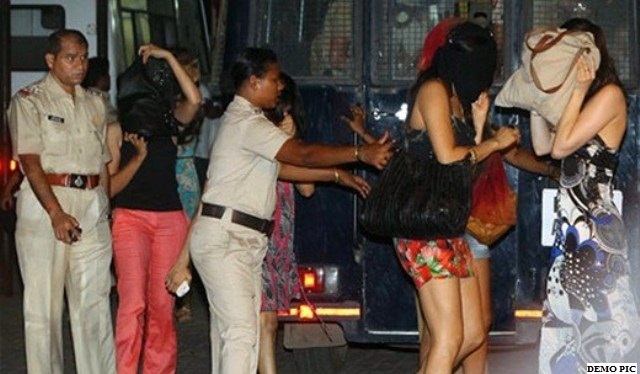 Photo of रेव पार्टी में पुलिस ने मारा छापा , सात लड़कियों सहित 15 लोग गिरफ्तार