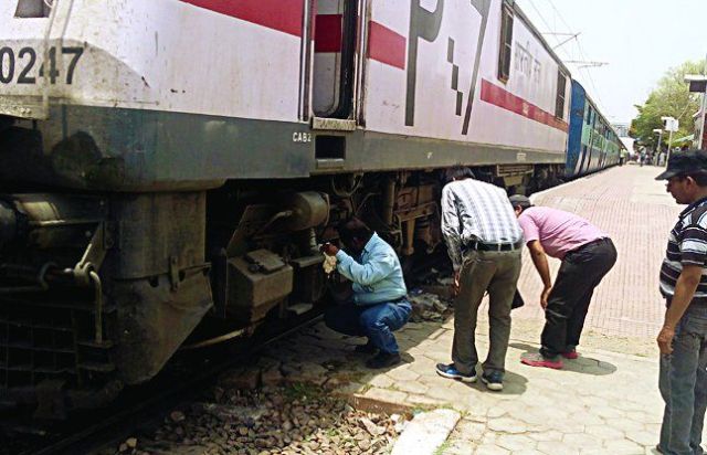 Photo of कसारा के पास पंजाब मेल का इंजन बंद होने से मध्य रेलवे की सेवा बाधित