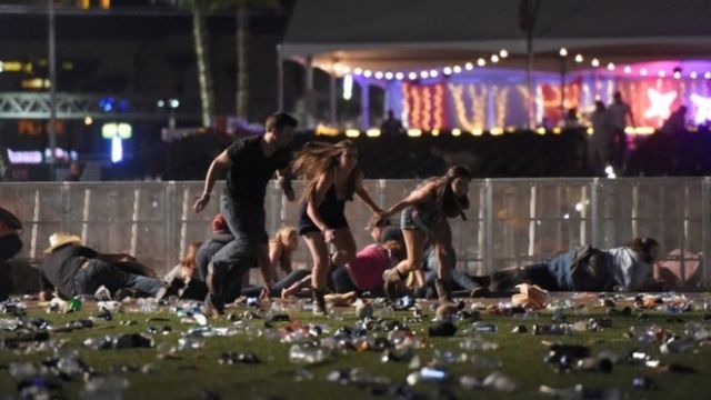 Photo of अमेरिका : लास वेगास में गोलीबारी, 20 लोगो की मौत , 100 लोग घायल