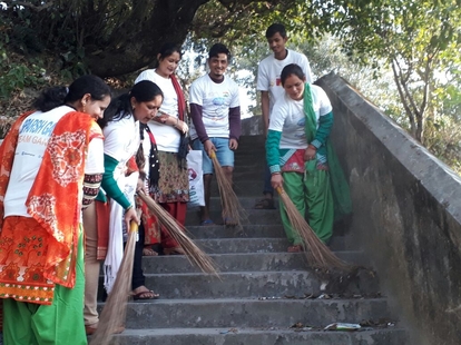 Photo of छात्रों के साथ महिलाओं ने चलाया सफाई अभियान