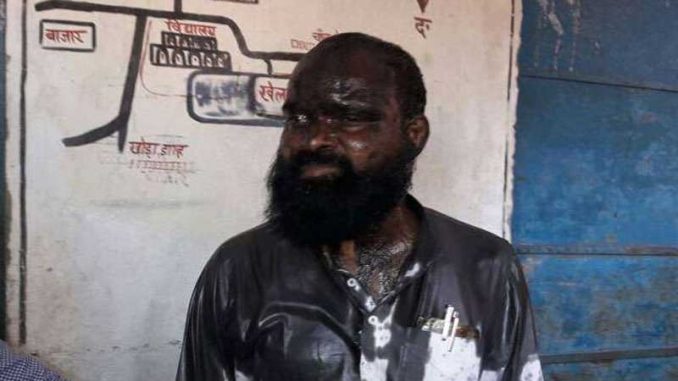 Photo of शिक्षक ही छेड़ रहा था छात्रा को, लोगों ने पकड़कर खूब धोया और चेहरे पर पोत दी कालिख