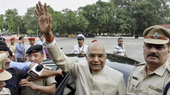 Photo of पटना पहुंचे राष्ट्रपति रामनाथ कोविंद, बापू सभागार में हो रहा है इंतज़ार