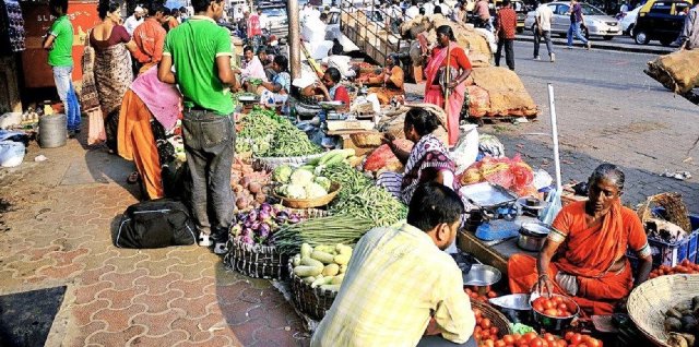 Photo of स्टेशन परिसर में व्यवसाय नहीं कर सकते फेरीवाले : हाईकोर्ट