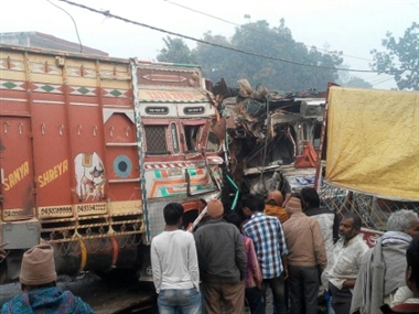 Photo of कानपुर देहात में दो ट्रको की बीच टक्कर, तीन की मौत