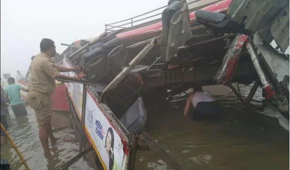 Photo of कोहरे का कहर : रेलिंग तोड़ नदी में गिरी बस , एक दर्जन घायल