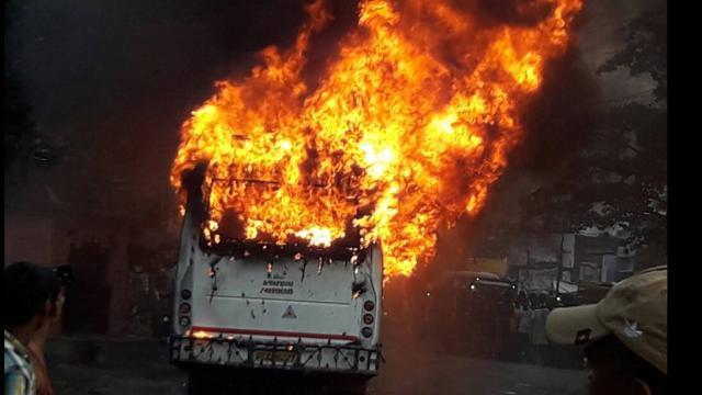 Photo of निजी बस में लगी आग, दो की मौत , 16 यात्री सुरक्षित
