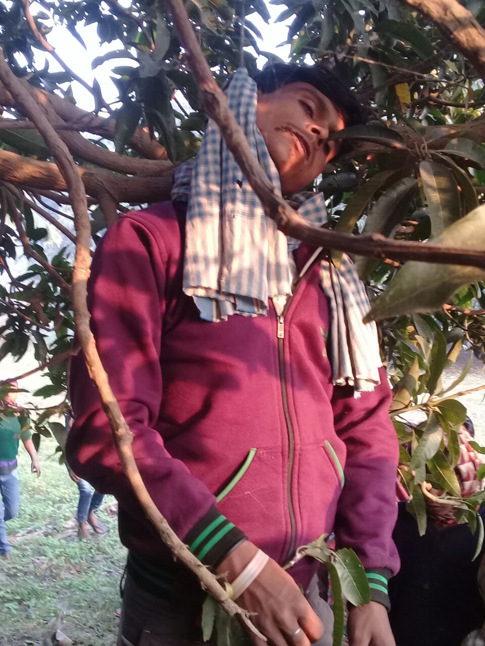 Photo of मोतिहारी : पेड़ से लटका मिला युवक का शव, हत्या की आशंका