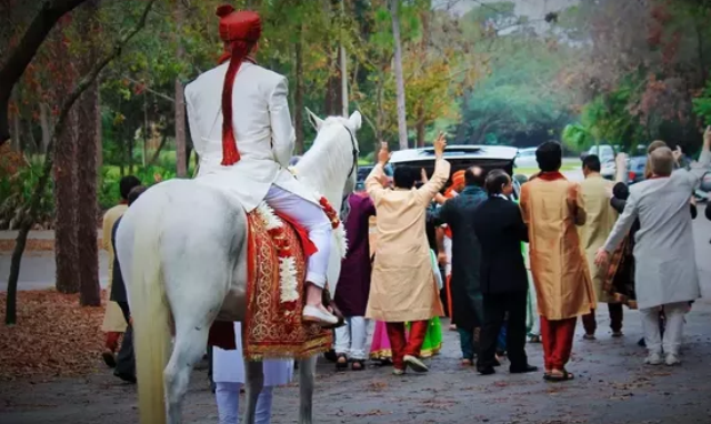 Photo of शादी होने ही वाली थी कि विवाह मंडप से भाग खड़ा हुआ दूल्हा , जाने क्या हुआ आगे ……….