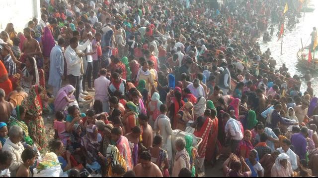 Photo of कार्तिक पूर्णिमा पर कानपुर में गंगा के घाटों पर श्रद्धालुओं का उमड़ा सैलाब..