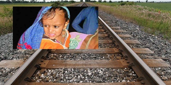 Photo of डेढ़ वर्षीय मासूम के साथ पटरियों पर लेट गई मां , ट्रेन गुजर जाने के बाद भी…..