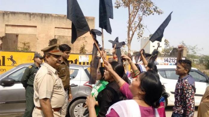 Photo of चंडीगढ़ में कांग्रेस-अकाली ने केजरीवाल को दिखाए काले झंडे