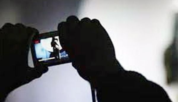 Photo of सुरक्षाकर्मी ही युवती के मोबाइल पर भेज रहा था अश्लील फिल्म , गिरफ्तार