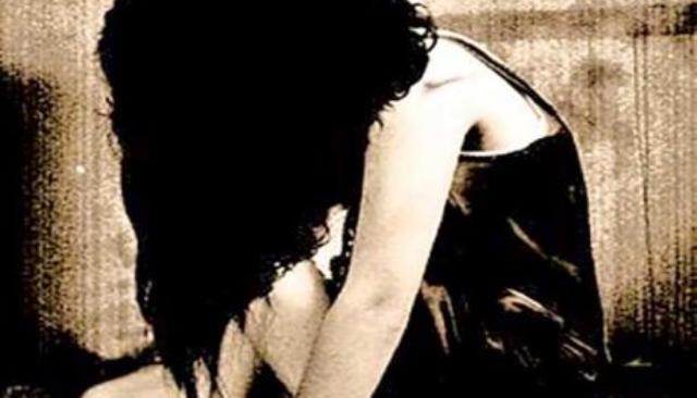 Photo of पाकिस्तान में भाई के प्रेम की सजा मिली बहन को , लोगों ने नंगा घुमाया