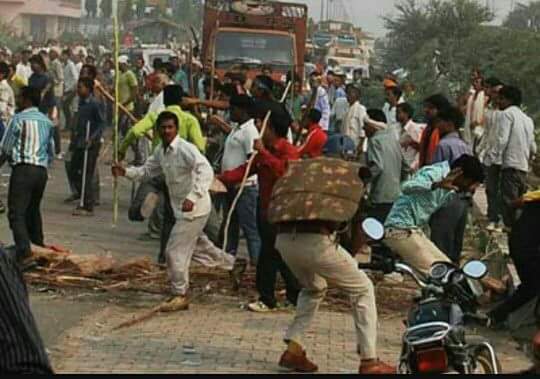 Photo of अहमदनगर जिले में गन्ना किसानों के आंदोलन पर पुलिस फायरिंग, 2 घायल
