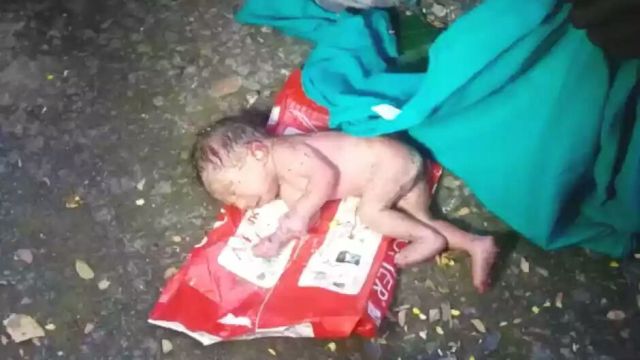 Photo of आधार कार्ड नहीं था तो सरकारी अस्पताल ने फेंक दिया बाहर, महिला ने सड़क पर दिया बच्ची को जन्म