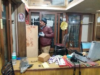Photo of चौकीदार को बंधक बनाकर बन्दूक की दुकान में डकैती