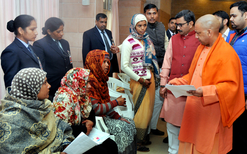 Photo of योगी ने सुनी जन समस्याएं, अधिकारियों को दिए त्वरित निस्तारण के निर्देश