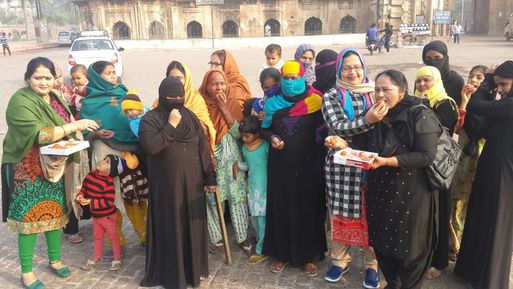 Photo of तीन तलाक: मुस्लिम महिलाओं ने मिठाई बांटकर किया खुशी का इजहार