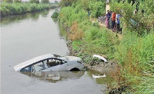 Photo of नहर में गिरी बारातियों से भरी कार, फौजी सहित तीन की मौत, दो घायल