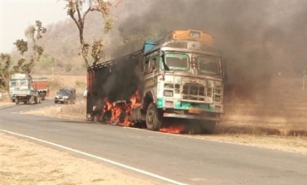 Photo of माचिस बॉक्स लेकर जा रही ट्रक में लगी भीषण आग