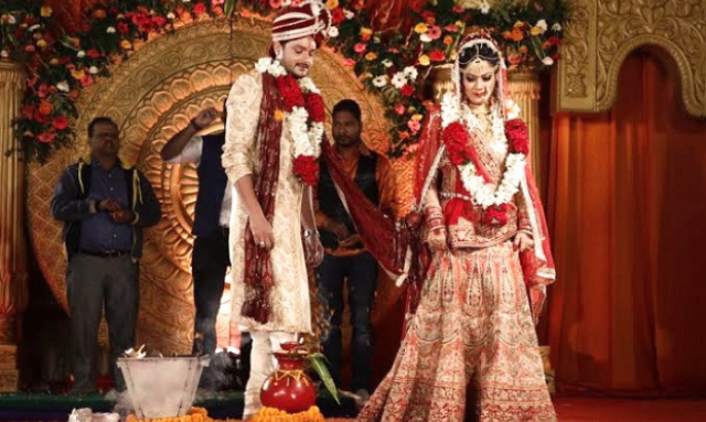 Photo of भोजपुरी एक्ट्रेस लूलिया गर्ल ने 25 किलो का लहंगा पहनकर रचाई शादी , जाने इस शादी का सच