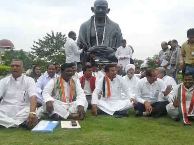Photo of कांग्रेस सांसदों ने हेगड़े के बयान पर गांधी प्रतिमा के सामने किया प्रदर्शन