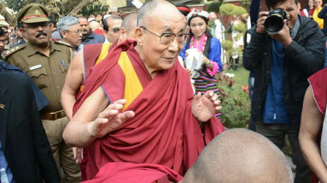 Photo of दलाई लामा पहुंचे सारनाथ, तिब्बती परम्परा के अनुरूप हुआ भव्य स्वागत