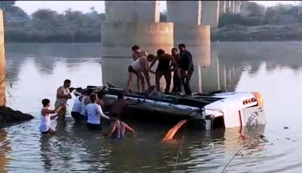 Photo of राजस्थान : नदी में बस गिरने से 32 लोगों की मौत , PM सहित राहुल , राजे ने जताया शोक
