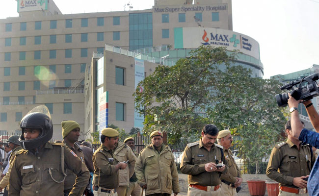 Photo of मैक्स लापरवाही मामलाः कमलेश्वर के परिजन कर रहे पोस्टमार्टम के लिए आपाधापी