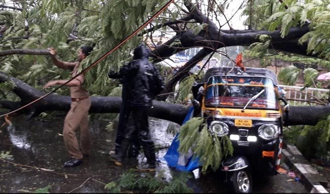 Photo of प्रधानमंत्री ने चक्रवाती तूफान ‘ओखी’ से उपजी स्थिति की समीक्षा की