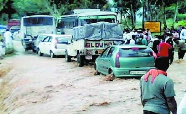 Photo of गुरदासपुर: रावी पर बना अस्थाई पुल बहा, 8 गांवों का सम्पर्क देश से टूटा